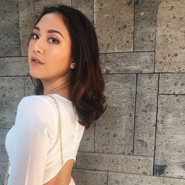 Liburan di Bali, Sherina Munaf Pamer Punggung hingga Belahan Dada