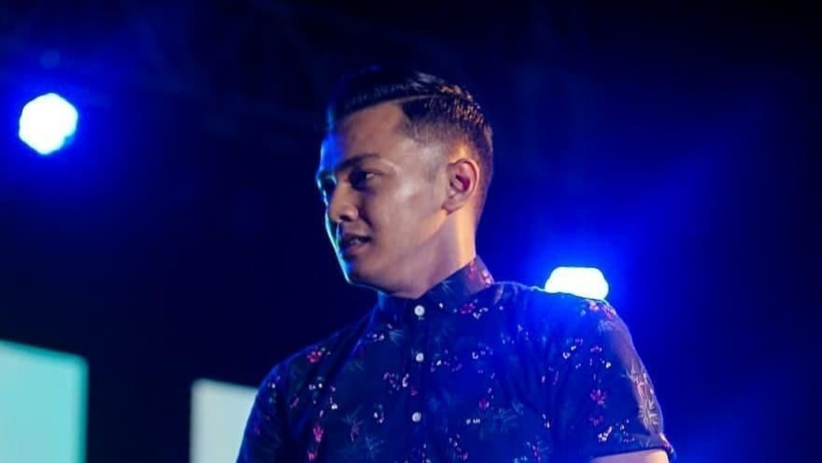 Penabuh gendang yang mengiringi Didi Kempot&comma; Dory Harsa jadi perbincangan publik karena dinilai memiliki wajah yang tampan&period; 