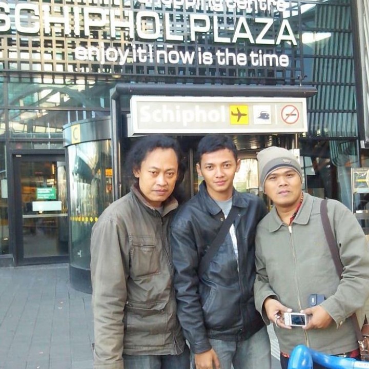 <p>Ketika mengiringi Didi Kempot tampil di Amsterdam. (Foto: Instagram/ @doryharsa)  </p>