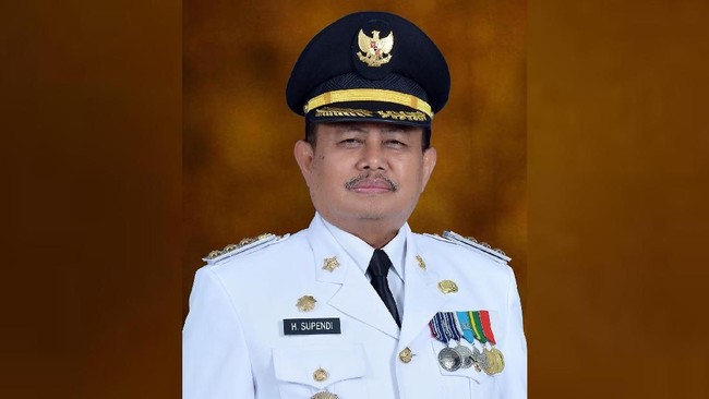 Juru Bicara KPK Febri Diansyah mengatakan saat ini Bupati Indramayu Supendi dan sejumlah orang yang diamankan telah berada di kantor KPK untuk pemeriksaan.