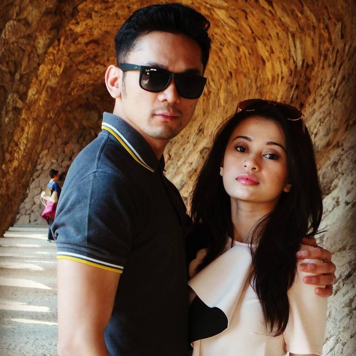 <p>Angie Yulia, namanya kian naik daun setelah membintangi film <em>Virgin</em> bersama Ardina Rasti dan Laudya Cynthia Bella, pada 2004 lalu. Jarang terekspose, Angie yang sudah punya dua anak ini ternyata tinggal di London bersama sang suami, Habibi Syaaf. Ternyata, Habibi adalah anggota kepolisian yang bertugas di Ibu Kota Inggris. (Foto: Instagram @bb_safe)</p>