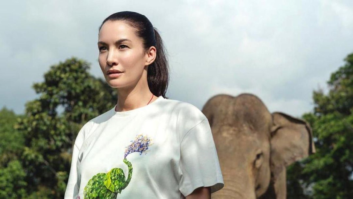 Ternyata tidak hanya manusia tapi binatang juga punya hak untuk hidup&period; Peringati Hari Hak Asasi Binatang&comma; Selasa &lpar;15&sol;10&rpar;&comma; 6 artis ini swafoto bersama binatang&period;