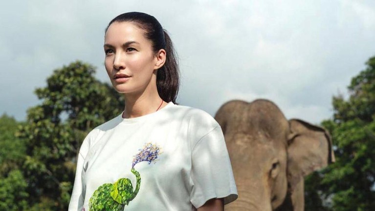 Bikin Gemas, 6 Artis Ini Foto dengan Binatang Ternyata tidak hanya manusia tapi binatang juga punya hak untuk hidup. Peringati Hari Hak Asasi Binatang, Selasa (15/10), 6 artis ini swafoto bersama binatang.