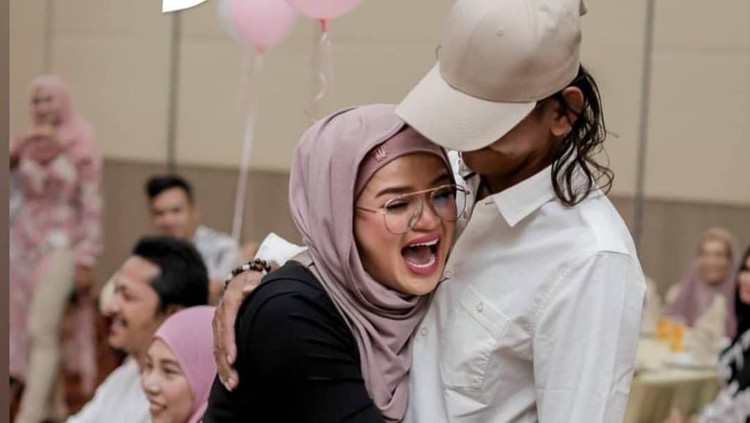 Kedatangan nelayan ini ke pesta ulang tahun putrinya langsung viral dan membuat banyak orang terharu.