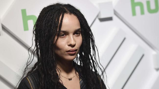 Zoe Kravitz mengaku sedang menjalani banyak latihan demi perannya sebagai Catwoman dalam The Batman, sampai ia kelelahan dan pulang sambil tertatih.