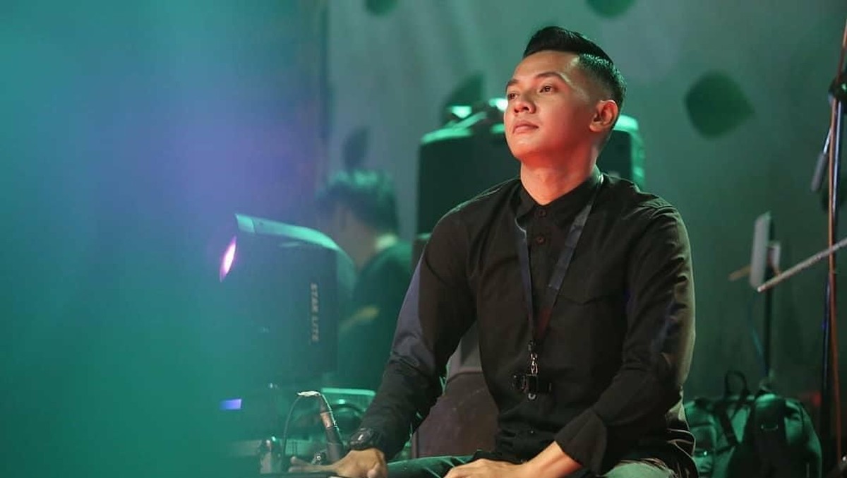 Penabuh gendang yang mengiringi Didi Kempot&comma; Dory Harsa jadi perbincangan publik karena dinilai memiliki wajah yang tampan&period; 