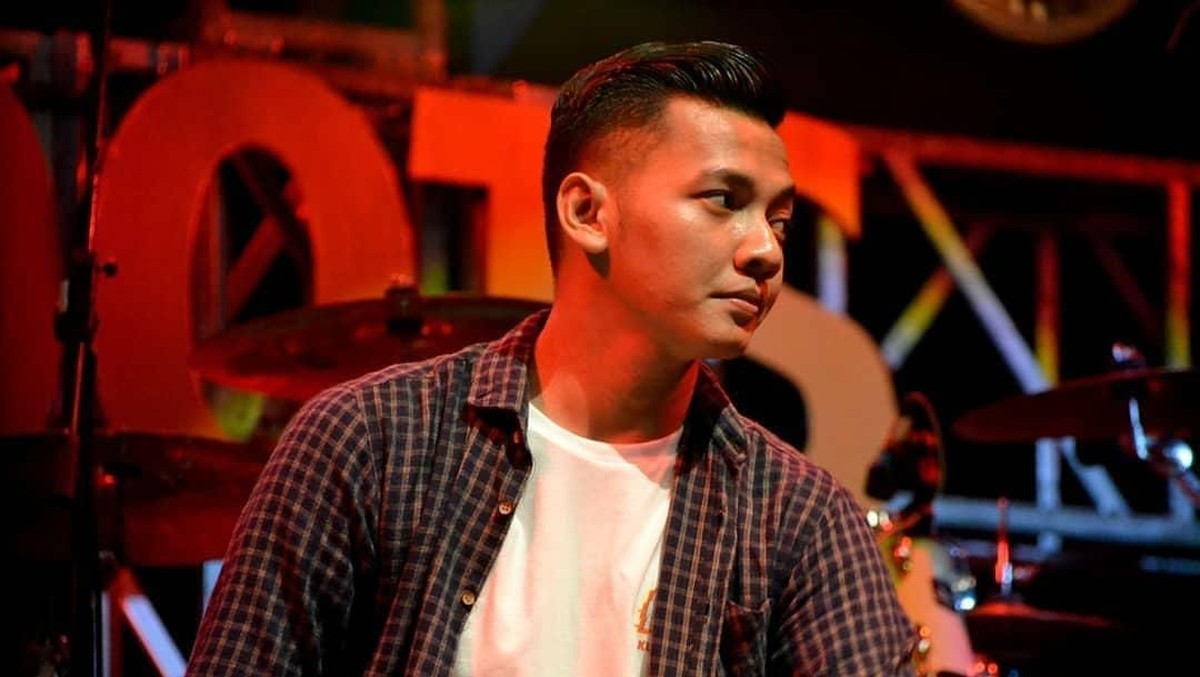 Penabuh gendang yang mengiringi Didi Kempot&comma; Dory Harsa jadi perbincangan publik karena dinilai memiliki wajah yang tampan&period; 