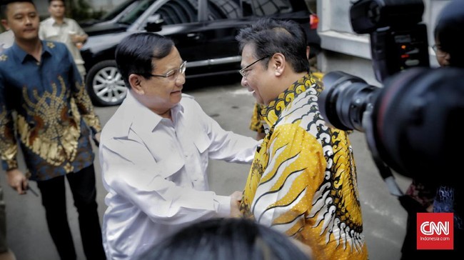 Ketua Umum Partai Gerindra Prabowo Subianto menemui Ketum Golkar Airlangga Hartarto di Kantor DPP Partai Golkar, Slipi, Jakarta Barat, Selasa (15/10).