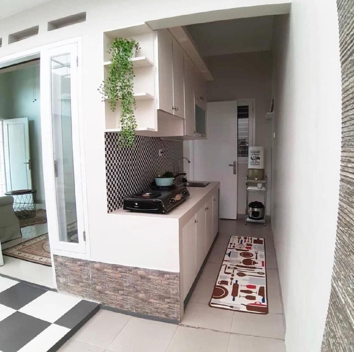 <p>Dapur berkonsep open kitchen memang selalu menarik. Menyatukan dapur dengan area luar mungkin bisa menjadi solusi supaya ruangan tidak terasa pengap. (Foto: Instagram @dekorasidapur)</p>