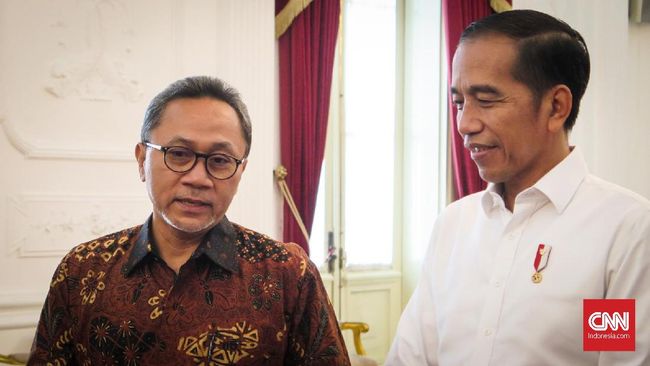 Presiden Jokowi dikabarkan bakal melantik Zulkifli Hasan dan Hadi Tjahjanto sebagai menteri di tengah kabar reshuffle kabinet hari ini.