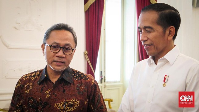 Ketua Umum PAN Zulkifli Hasan mengatakan Presiden Jokowi dan anaknya yang kini menjadi wapres terpilih Gibran telah dianggap sebagai keluarga PAN.
