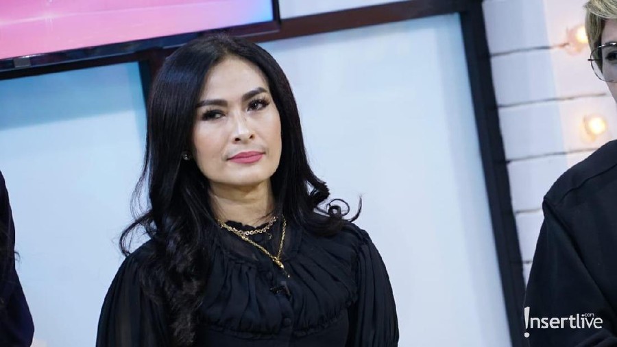 Pedangdut Iis Dahlia menuliskan surat terbuka mengklarifikasi tudingan menghina profesi driver ojol berkaitan dengan isu miring suaminya.