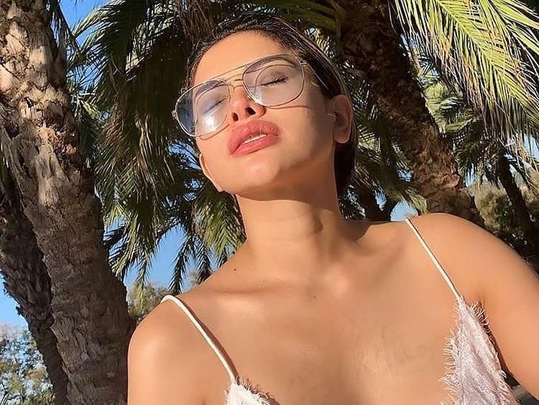 5 Foto Seleb Berbaju Terbuka Ini, Bikin Iman Goyah Deretan seleb ini tampil percaya diri dengan baju terbuka bahkan tanpa mengenakan bra atau pakaian dalam. Penasaran? Yuk, intip!