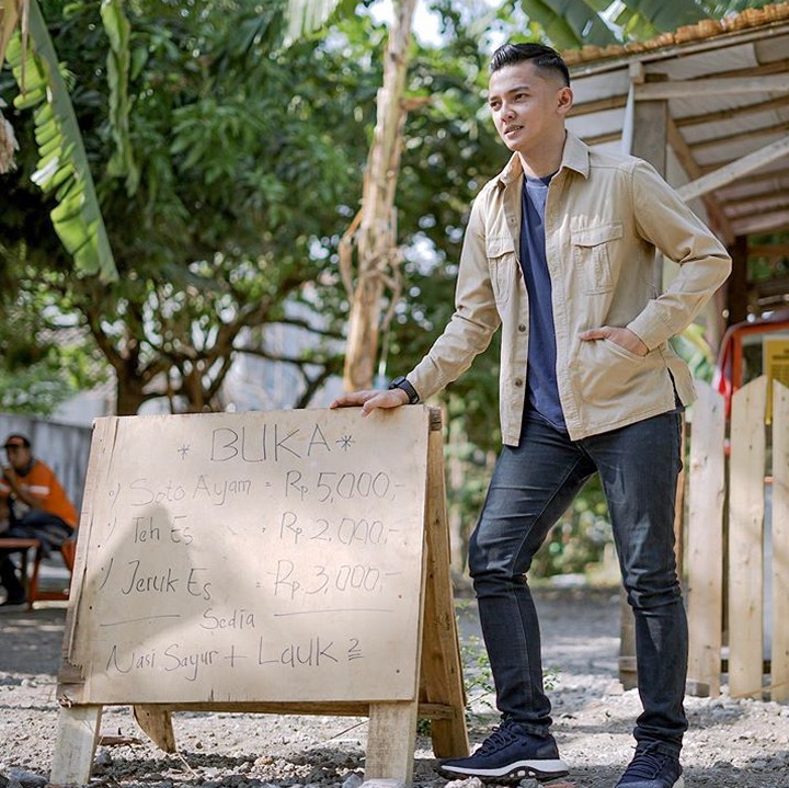 <p>Wah, kalau tukang dagangnya kayak gini, Bunda pasti mau beli kan? He-he-he. (Foto: Instagram/ @doryharsa)</p>