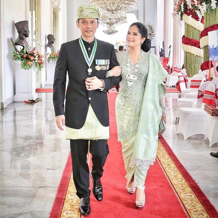 <p>Annisa Pohan dipersunting Agus Harimurti Yudhoyono (AHY) pada 8 Juli 2005. Ketika itu, AHY masih berstatus perwira TNI AD. Mereka dikaruniai seorang anak perempuan yang lahir lewat operasi caesar, tepat pada peringatan Hari Kemerdekaan RI 17 Agustus 2008, dan diberi nama Almira Tunggadewi Yudhoyono. Pada 2016, AHY memutuskan keluar dari TNI dan berkiprah di dunia politik. (Foto: Instagram @annisayudhoyono)</p>