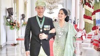 <p>Annisa Pohan dipersunting Agus Harimurti Yudhoyono (AHY) pada 8 Juli 2005. Ketika itu, AHY masih berstatus perwira TNI AD. Mereka dikaruniai seorang anak perempuan yang lahir lewat operasi caesar, tepat pada peringatan Hari Kemerdekaan RI 17 Agustus 2008, dan diberi nama Almira Tunggadewi Yudhoyono. Pada 2016, AHY memutuskan keluar dari TNI dan berkiprah di dunia politik. (Foto: Instagram @annisayudhoyono)</p>