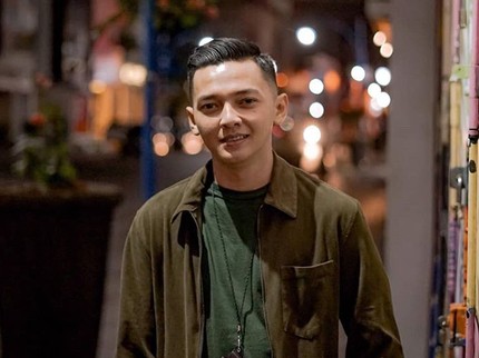 Pesona Dory Harsa, Tukang Gendang Ganteng Viral & Bikin Ambyar