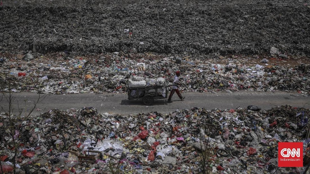FOTO: Gunungan Sampah di TPA Rawa Kucing Tangerang