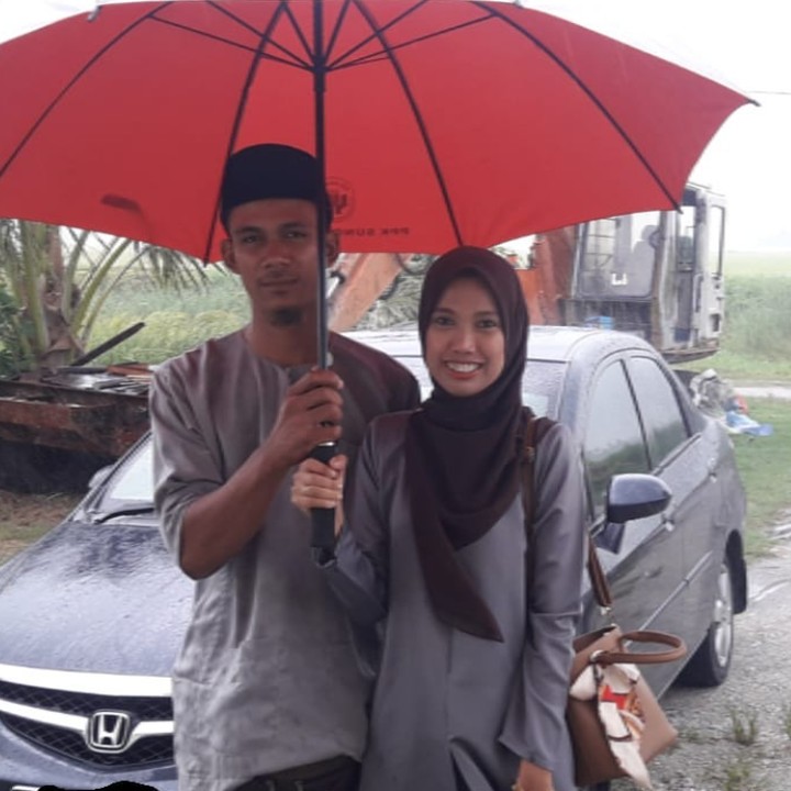 <p>Sepayung berdua memang romantis banget ya. (Foto: Instagram/ @orkid_azura)</p>