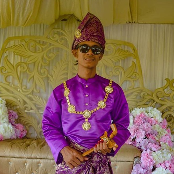 <p>Pengantin prianya nyentrik nih. Di pelaminan pakai kacamata, he-he-he. (Foto: Instagram/ @orkid_azura)</p>