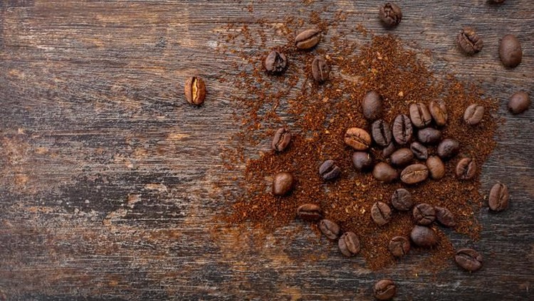 Selain dijadikan sebagai minuman yang menjadi favorit banyak orang, kopi juga bisa dipakai sebagai masker untuk menutrisi kulit wajah. Berikut penjelasannya.