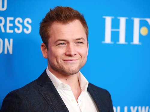 Taron Egerton kembali melajang dan aktif di aplikasi kencan setelah hubungan singkatnya dengan bintang Baywatch, Brooks Nader, berakhir.
