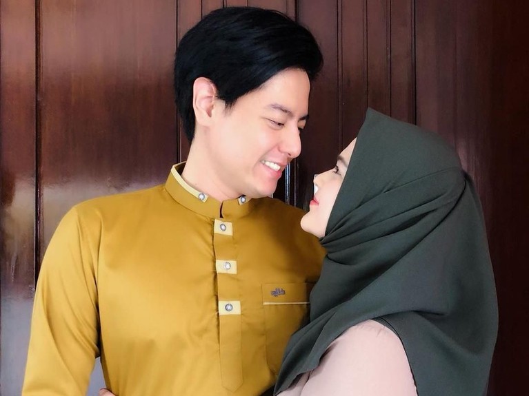 6 Foto Kemesraan Cut Meyriska-Roger Danuarta yang Bikin Iri Ini dia enam potret kemesraan Cut Meyriska dan Roger Danuarta usai resmi menikah pada Agustus lalu.