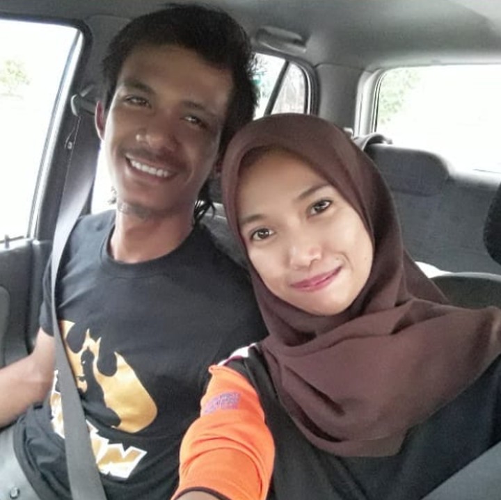 <p>Pernikahan keduanya sempat jadi sorotan. Banyak tetangga yang nyinyir karena Azura Orkid memilih Hafis yang bekerja sebagai sopir truk menjadi suami. (Foto: Instagram/ @orkid_azura)  </p>
