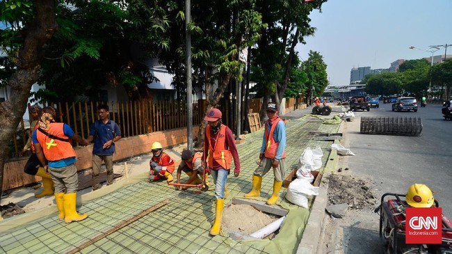 Pemprov DKI sudah menyiapkan empat desain trotoar baru yang tengah dibangun di sejumlah ruas jalan ibu kota, meski belum ada fasilitas buat PKL.