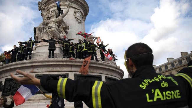 Ribuan pemadam kebakaran di Prancis berunjuk rasa di Paris, memprotes gaji yang terlalu rendah dan tidak sebanding dengan risiko pekerjaan.