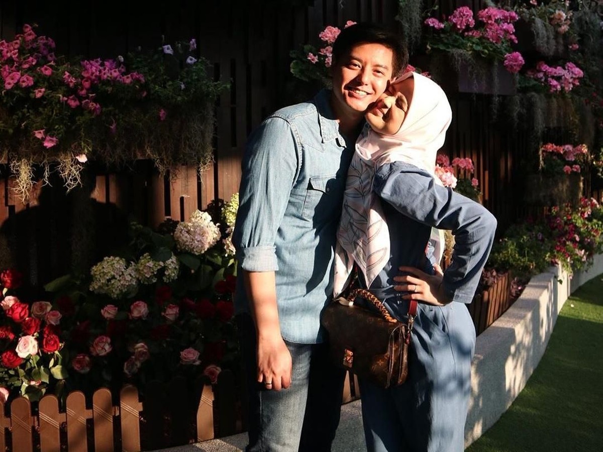 Ini dia enam potret kemesraan Cut Meyriska dan Roger Danuarta usai resmi menikah pada Agustus lalu&period;