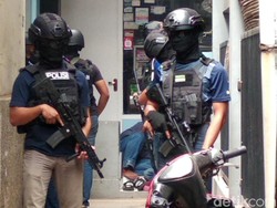 Densus Tangkap Terduga Teroris di Riau, 3 Senpi-Ratusan Peluru Disita