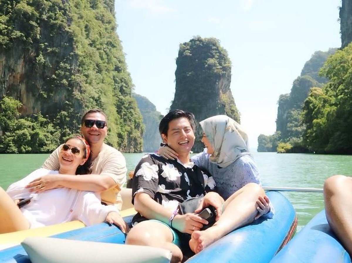 Ini dia enam potret kemesraan Cut Meyriska dan Roger Danuarta usai resmi menikah pada Agustus lalu&period;