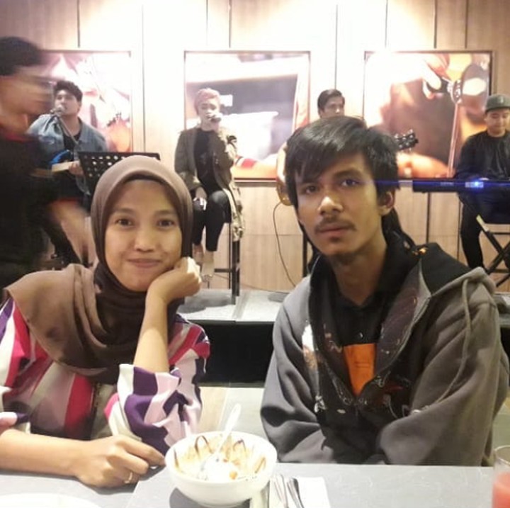 <p>Pertama mengenal Hafis, Orkid kagum dengan sosoknya yang pendiam dan cukup tampan. (Foto: Instagram/ @orkid_azura)</p>