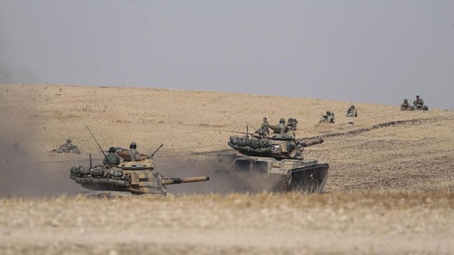 Setidaknya lima tentara Suriah tewas dalam bentrokan pertama dengan pasukan Turki sejak Ankara melancarkan serangan ke milisi Kurdi di perbatasan kedua negara.