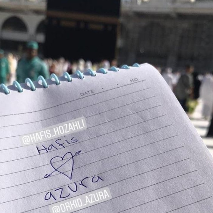 <p>Wah, bahkan nama Azura Orkid dan Hafis Hozahli sampai dibawa ke tanah suci. (Foto: Instagram/ @orkid_azura)</p>