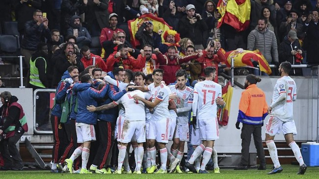 Timnas Spanyol lolos ke Piala Eropa 2020 secara dramatis setelah bermain imbang 1-1 dengan Swedia di Friends Arena, Rabu (16/10) dini hari WIB.
