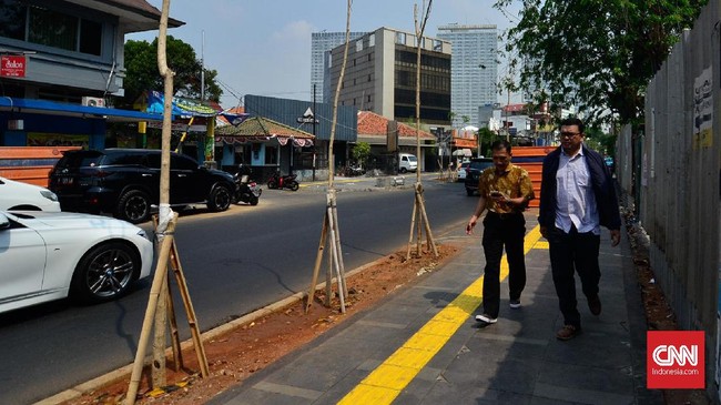 Pejalan kaki di kawasan Cikini Raya merasa terganggu dengan keberadaan mobil di atas trotoar yang telah mengalami pelebaran. 