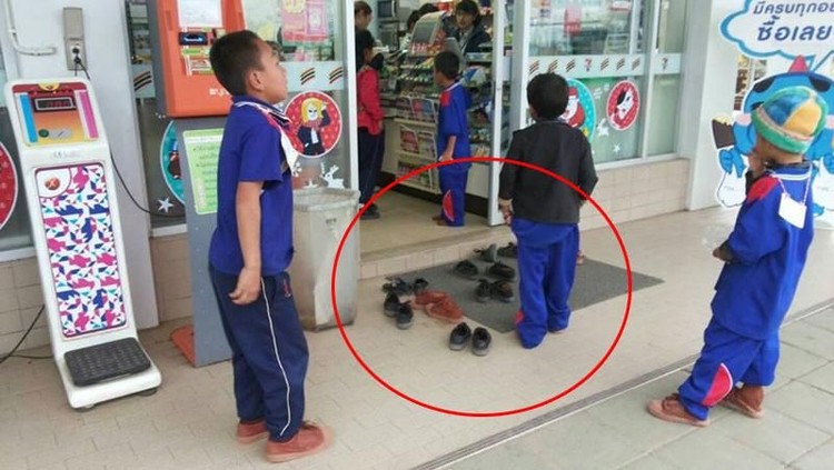 Anak-anak sekolah ini melepas sepatunya sebelum masuk minimarket.