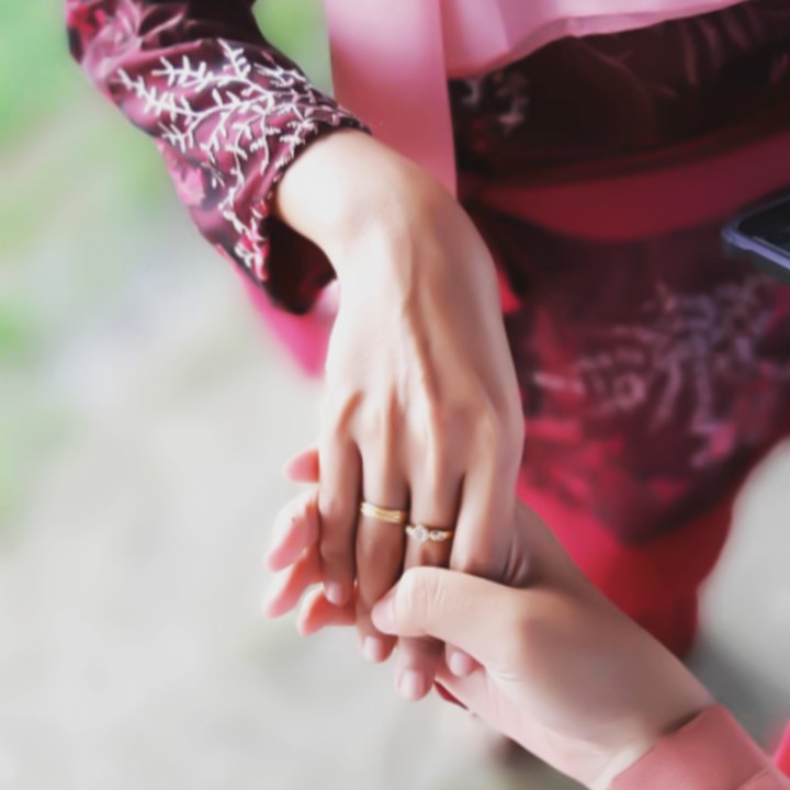 <p>Kisah cinta wanita yang akrab disapa Orkid ini dengan Hafis tak selalu berjalan mulus, Bun. (Foto: Instagram/ @orkid_azura)</p>