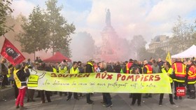 VIDEO: Demo Pemadam Kebakaran di Paris Tuntut Naik Gaji