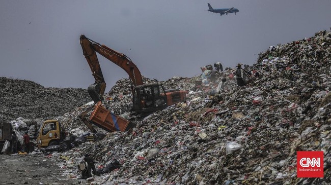 Pemulung mencari sampah plastik di Tempat Pembuangan Akhir (TPA) Sampah Rawa Kucing, Neglasari, Kota Tangerang, Banten, Senin, 14 Oktober 2019. Setiap harinya, Tempat Pembuangan Akhir (TPA) Rawa Kucing menampung sampah hingga mencapai 1.400 ton yang berasal dari kota Tangerang. CNN Indonesia/Bisma Septalisma