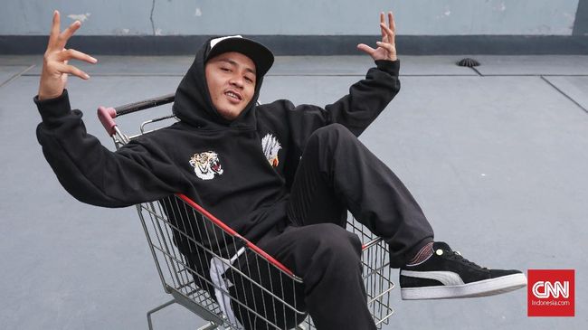 Rapper dan musisi hip hop Indonesia, Tuan Tigabelas, buka suara terkait wacana legalisasi di Indonesia yang kembali mencuat.