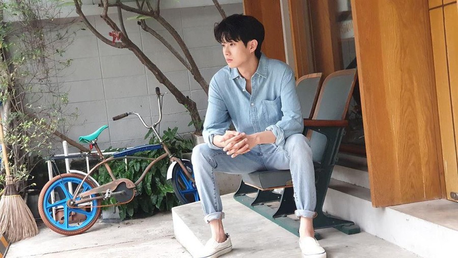 Choi Woo Shik berbicara bahasa Indonesia di video Instagram Story miliki Raline Shah. Choi Woo Shik mengatakan "Apa Kabar?".
