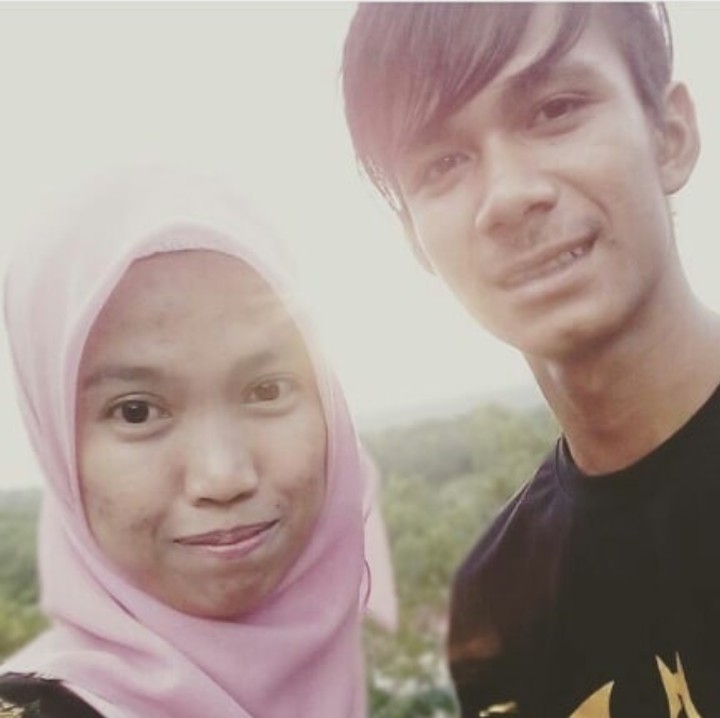 <p>Ini dia Azura Orkid dan Hafis Hozahli. Pengantin yang viral karena dianggap status sosialnya berbeda jauh. (Foto: Instagram/ @orkid_azura)</p>