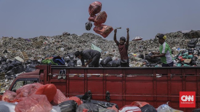 KLHK menanggapi tuntutan asosiasi pemulung yang meminta agar penggunaan plastik tak dilarang.