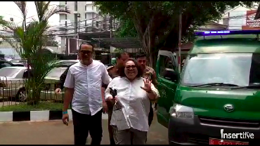 img-title Nunung Terlihat Lebih Bahagia Jalani Sidang Lanjutan Kasus Narkoba