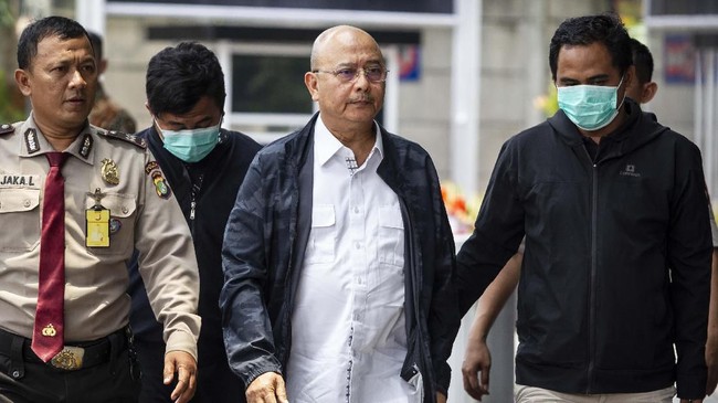 KPK menetapkan Wali Kota Medan Tengku Dzulmi Eldin sebagai tersangka kasus dugaan suap terkait proyek dan jabatan pada Pemerintah Kota Medan tahun 2019.