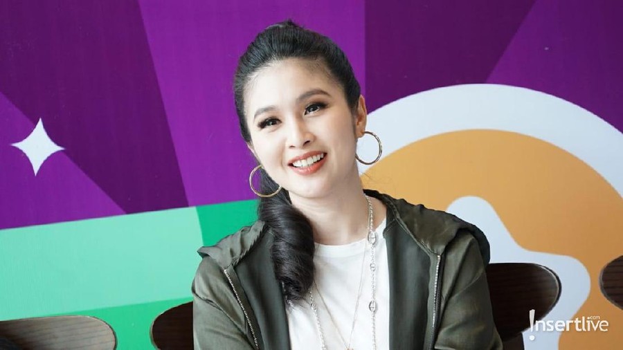 Mobil Mewahnya Tabrak Motor sampai Penyok, Sandra Dewi Santai Sandra Dewi tampak santai saat mobil mahal miliknya menabrak motor sampai penyok. Orang kaya mah bebas ya guys.