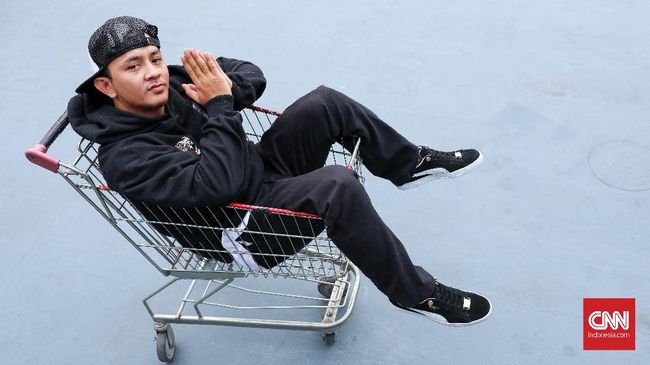 Tuan Tigabelas duduk dan menceritakan stigma dan pengalaman yang ia dapat dalam upaya menuntaskan album 'Harimau Soematra'.